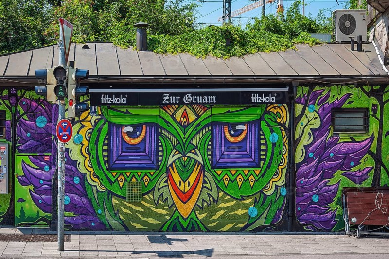 Pub -zur Gruam- with graffiti in Sendling