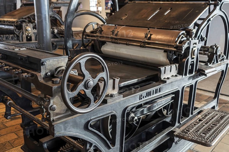 Late 19th century cast iron stop-cylinder press driven by steam engine made by H. Jullien