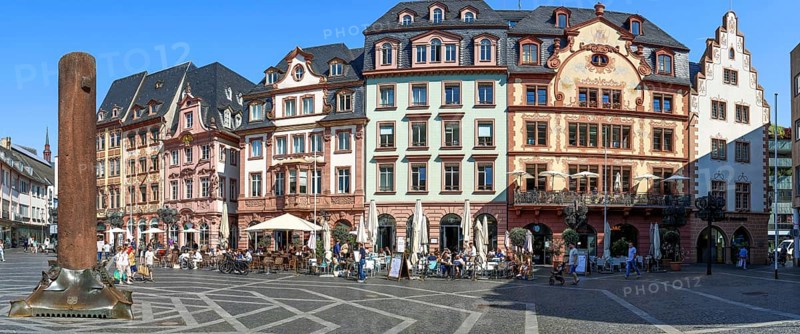 Panorama photo Heunensaeule at the market and in the background old buildings