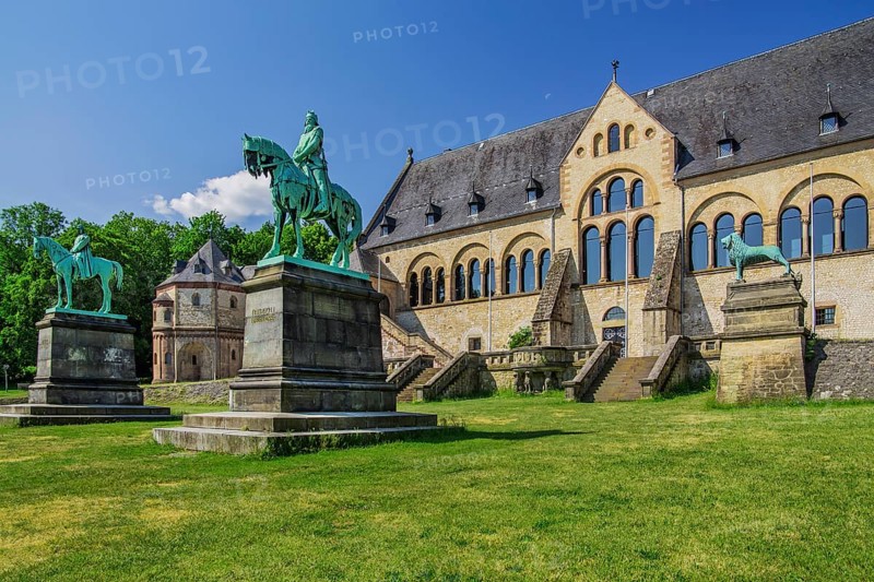 Imperial Palace with the equestrian statues of Emperor Wilhelm I and Emperor Barbarossa