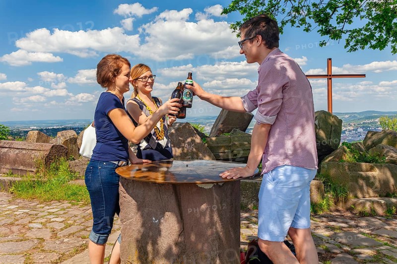 Three young people drinking their after-work beer on the Birkenkopf above Stuttgart