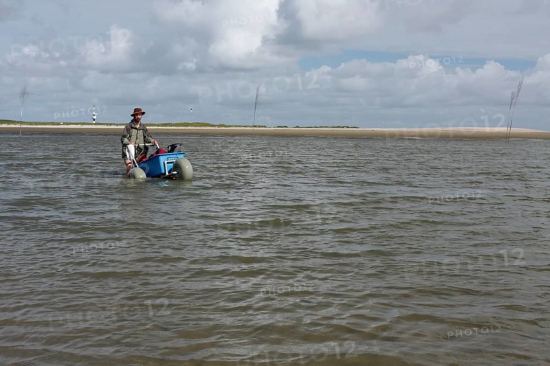 Crossing the tideway off the island of Minsener Oog