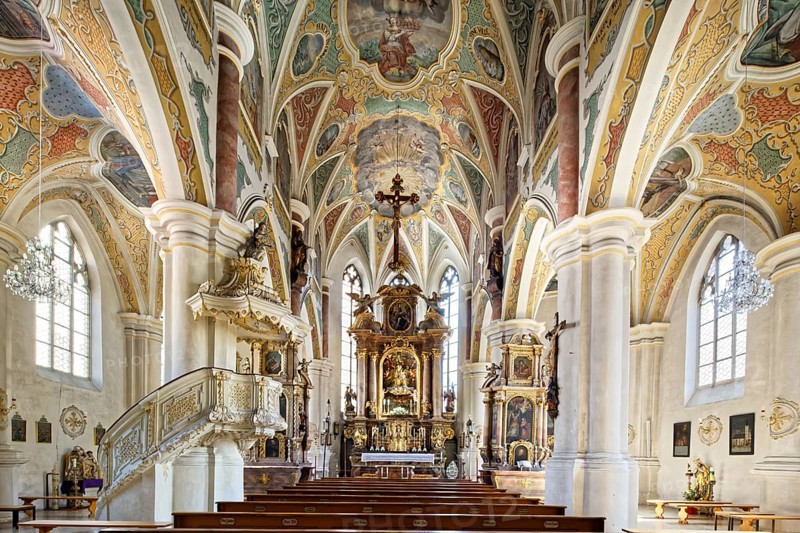 Nave with pulpit