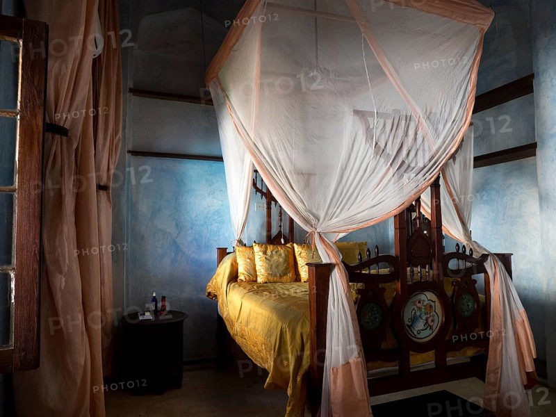 Luxury room with four-poster bed yellow