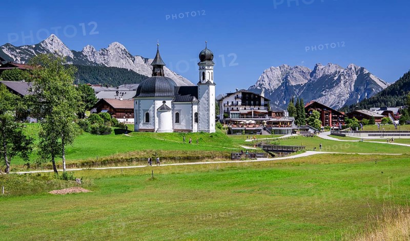 Seekirchl on the high plateau on the outskirts of the village with Arnspitzen and northern Karwendel mountain range