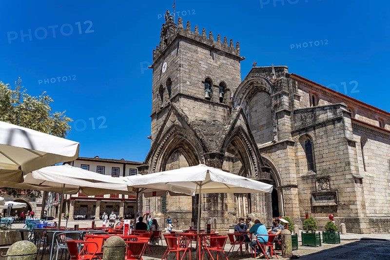 Restaurants in the Largo da Oliveira square and the Igreja de Nossa Senhora da Oliveira church