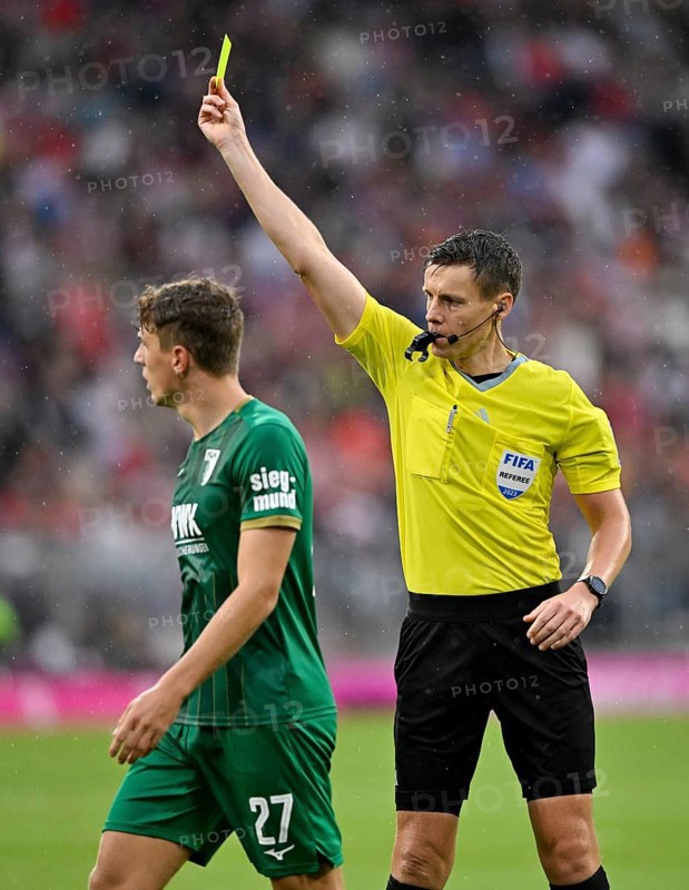 Referee Daniel Siebert shows Arne Engels FC Augsburg FCA