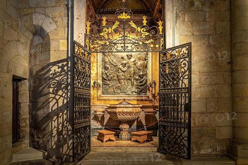 Relief and baptismal font in the Se do Porto Cathedral