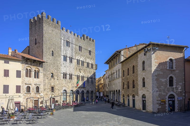 Piazza Giuseppe Garibaldi in front of the cathedral