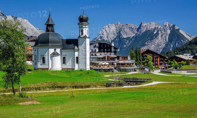Seekirchl on the high plateau on the outskirts of the village with the northern Karwendel mountain range