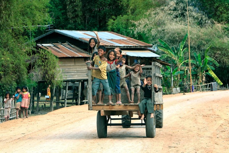 Children on tractor trailer