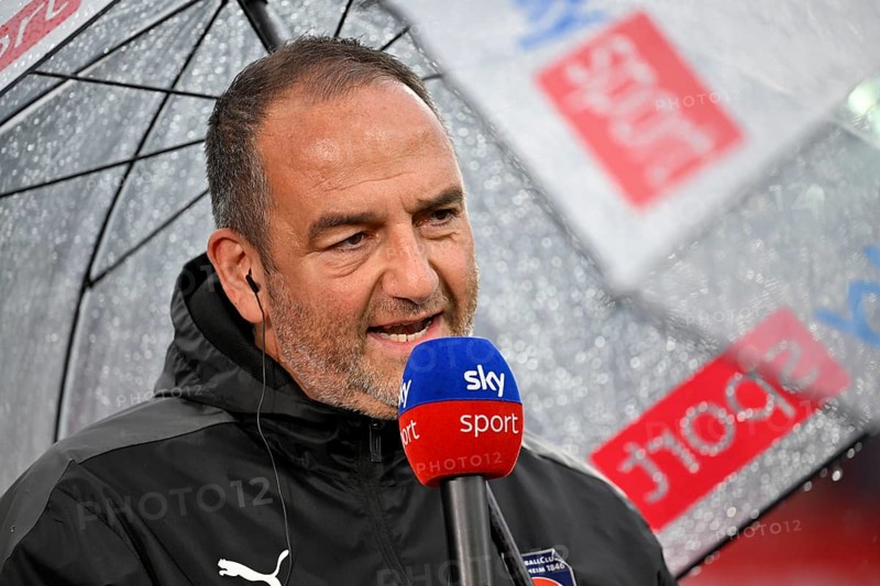 Coach Frank Schmidt 1. FC Heidenheim 1846 FCH in interview Microphone Logo Umbrella