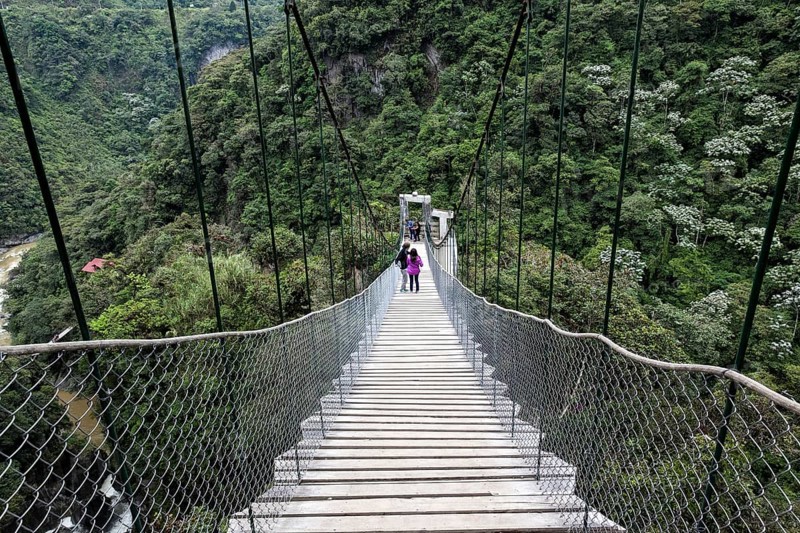Suspension bridge at the Pailon del Diablo waterfall