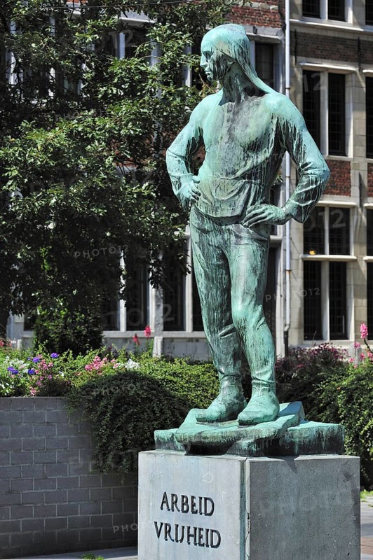 Bronze sculpture De Buildrager