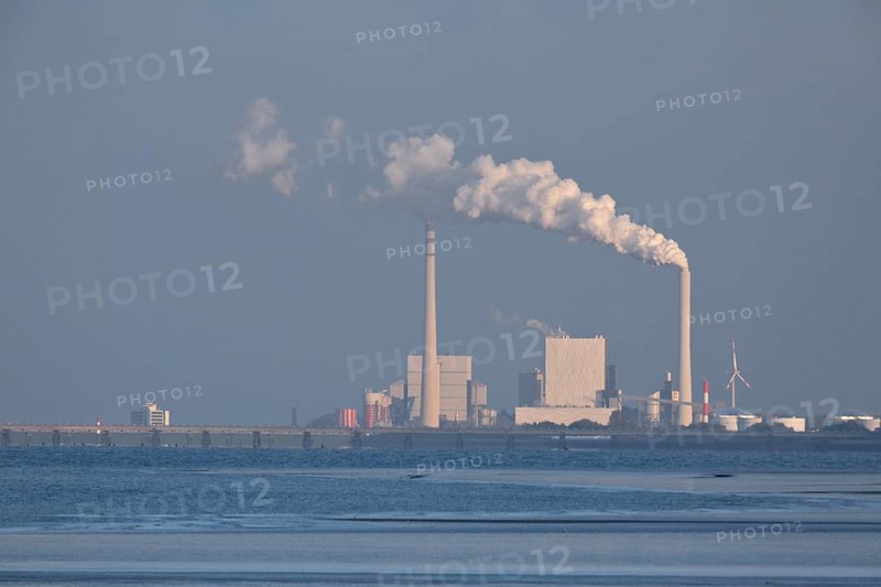 View of the Wilhelmshaven refinery from the island of Minsener Oog