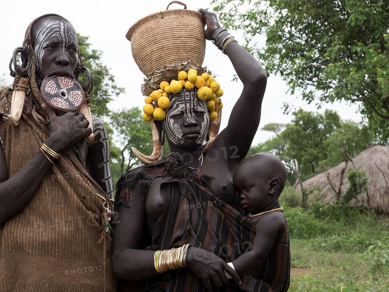 Women with infant of the Mursi tribe