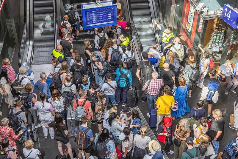 Heavy travel traffic at main station