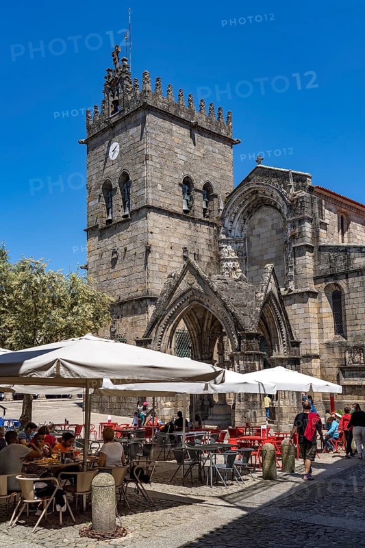 Restaurants in the Largo da Oliveira square and the Igreja de Nossa Senhora da Oliveira church