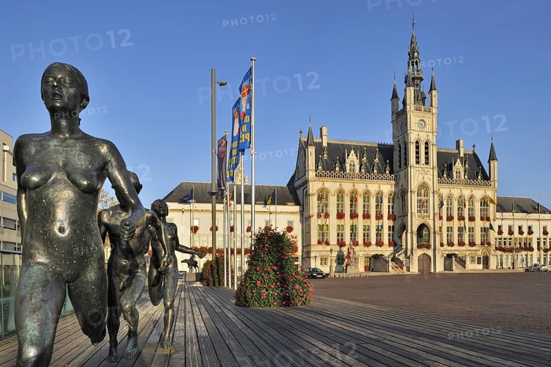 The sculpture group The Runners and town hall at the Market Square in Sint-Niklaas