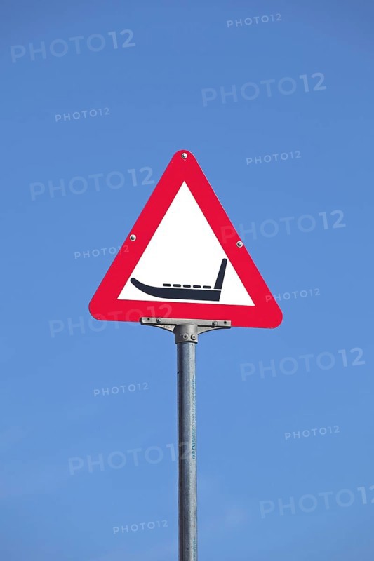 Warning sign for sledge dogs