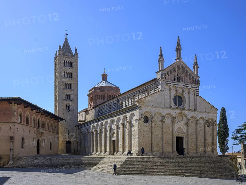 Piazza Giuseppe Garibaldi with the Cathedral di San Cerbone