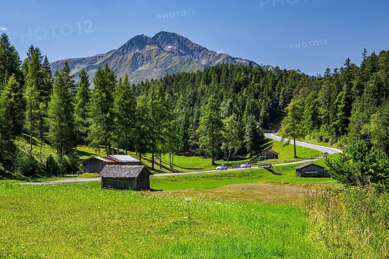 Road to Moesern on the high plateau with Hocheder 2796m