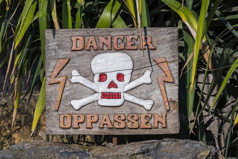 Danger sign with skull in bilingual French