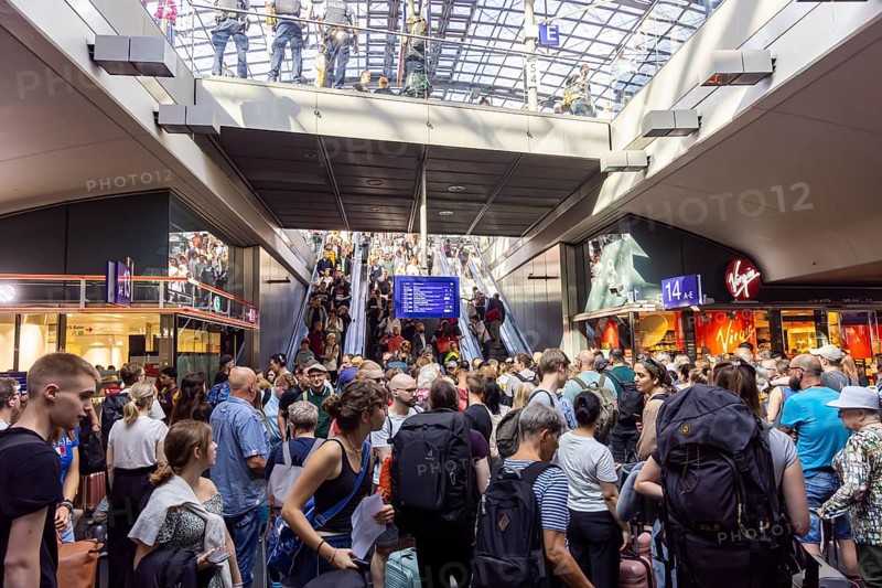 Heavy travel traffic at main station
