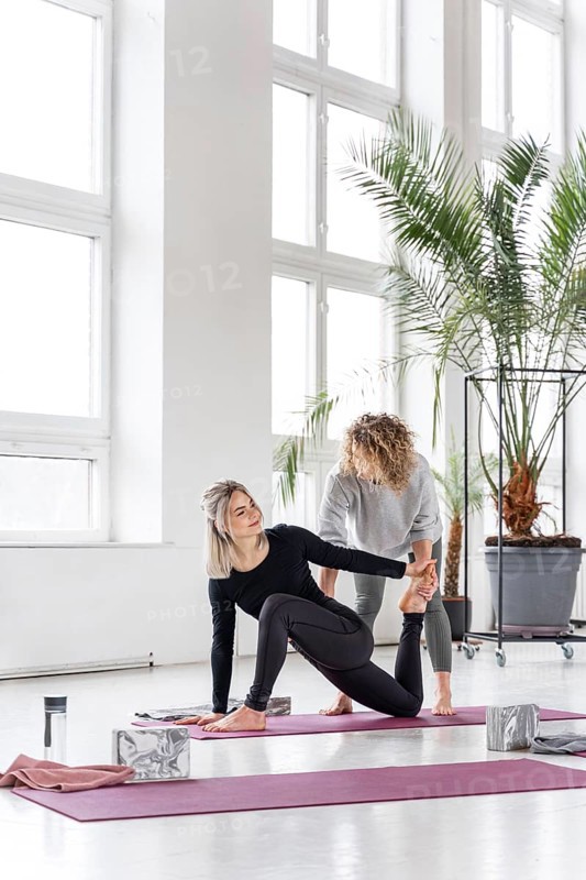 Full shot woman practice yoga mat