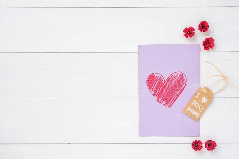 I love you mom inscription with heart drawing table