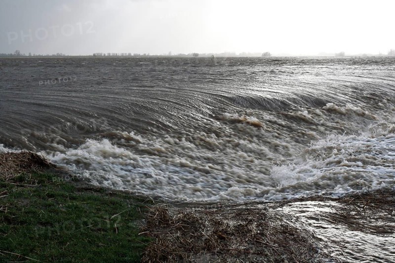 Overtopping of the dike during a storm surge on the Lower Weser island of Strohauser Plate