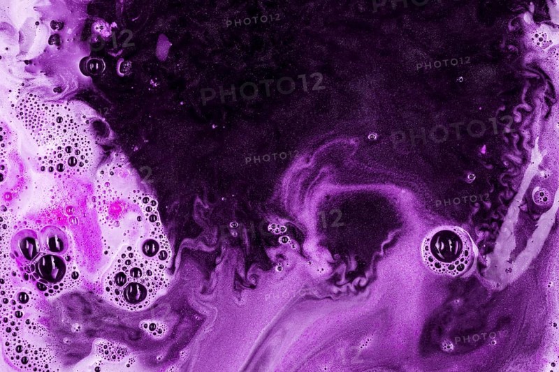Detergent liquid with purple foam