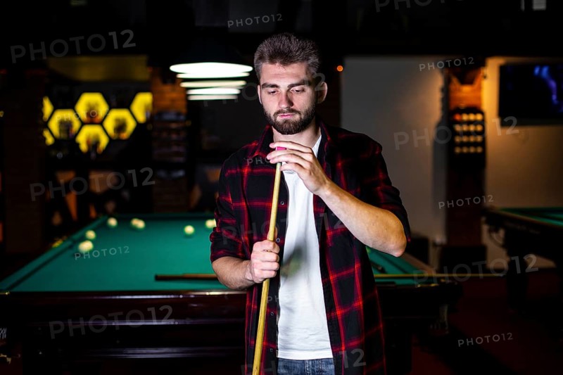 Medium shot guy with pool cue chalk