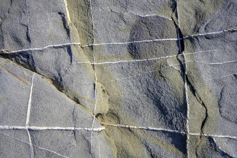 Stone structures in the Buca delle Fate