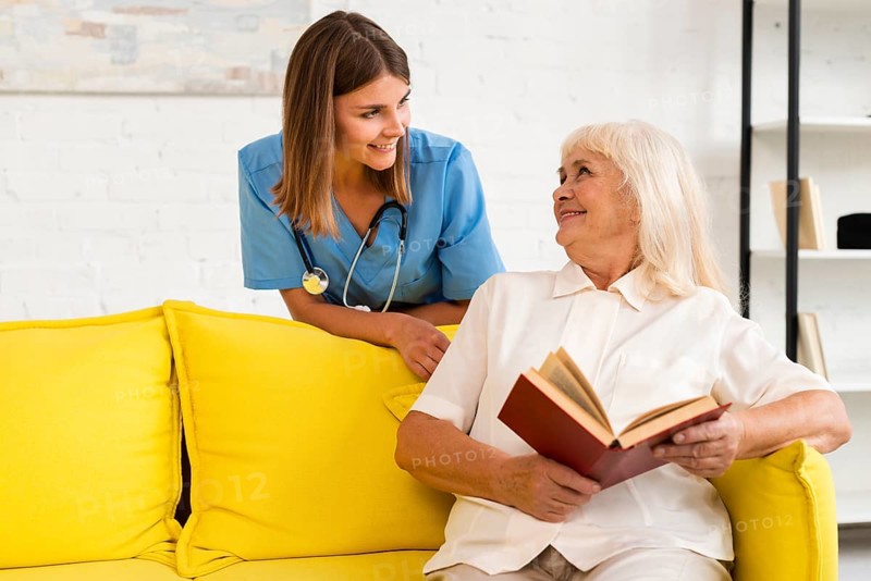 Medium shot nurse talking old woman