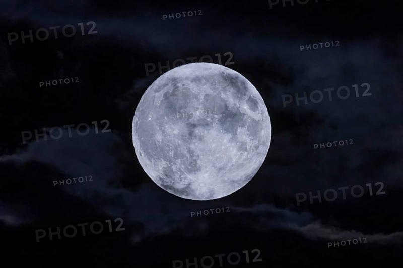 The full moon fights its way through the cloudy sky in the evening in the Rhine-Main area. It is already the second one in August '23 - that doesn't happen often. The so-called Blue Moon or Blue Super Moon is the largest full moon of the year.