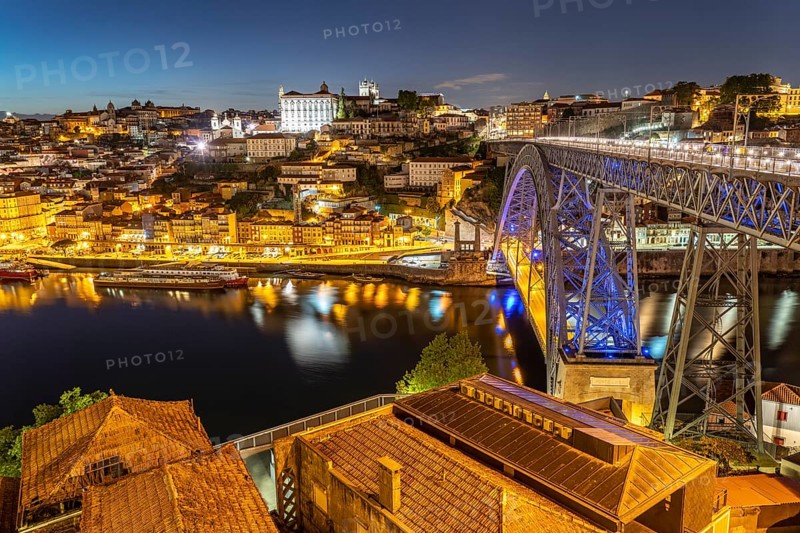 Ponte Dom Luis I bridge over the Douro river and the old town of Porto at dusk