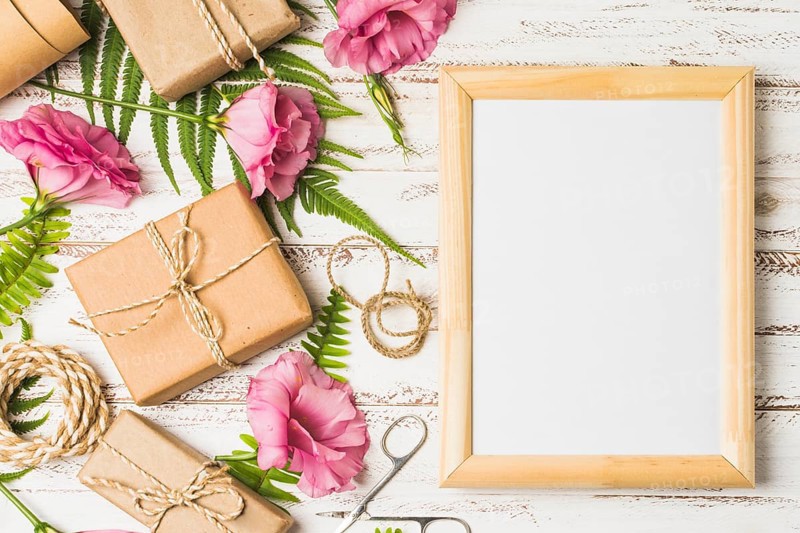 Eustoma flower packed gifts with empty frame table