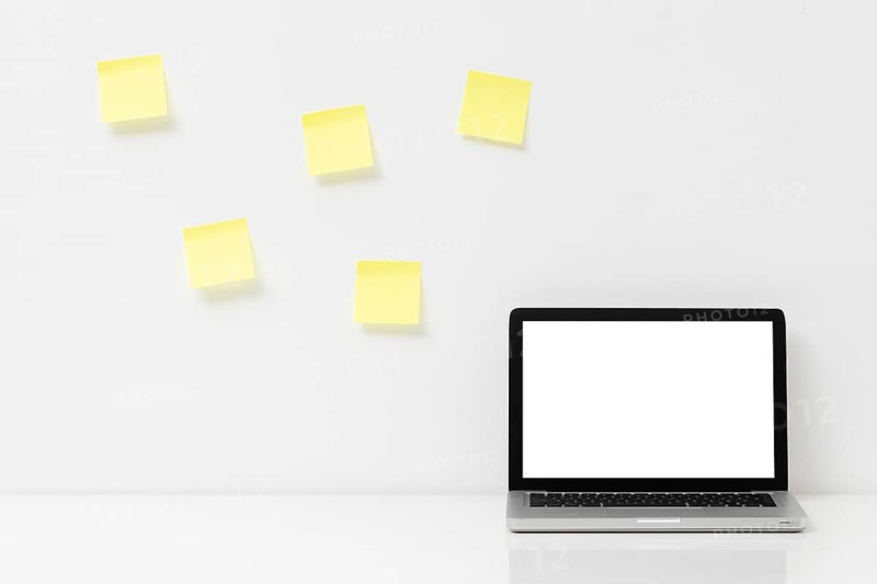 Front view desk elements arrangement with post its