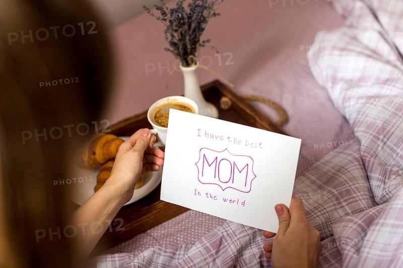 Woman holding greeting card coffee cup tray