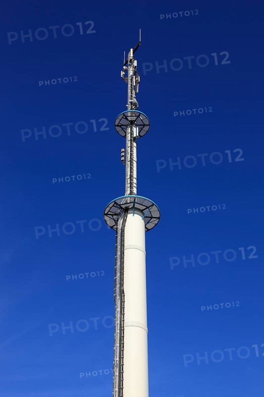 Transmission mast with various antennas for directional radio and mobile radio