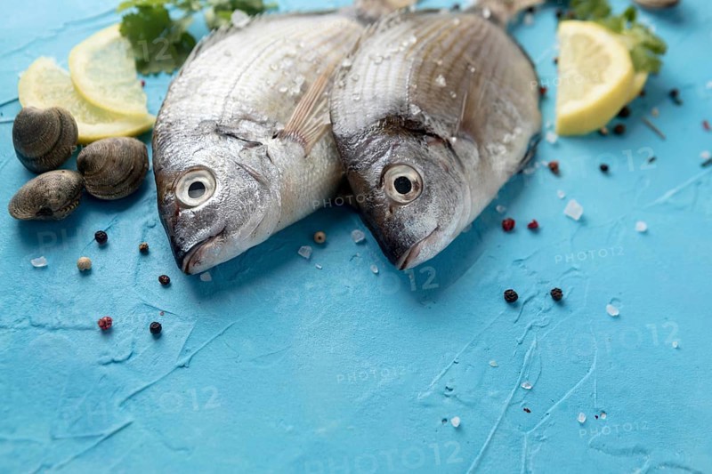 Fish with lemon slices clams