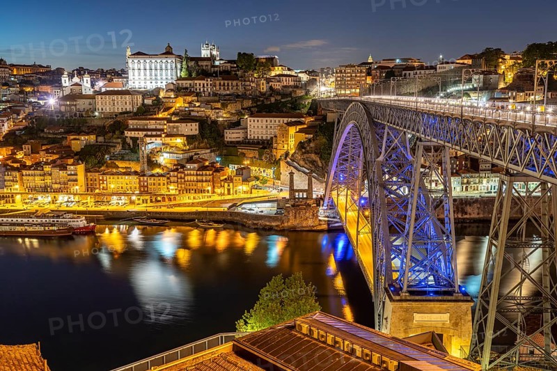 Ponte Dom Luis I bridge over the Douro river and the old town of Porto at dusk