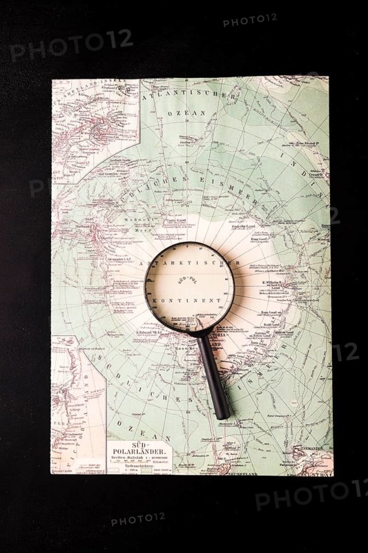Magnifying glass atlas