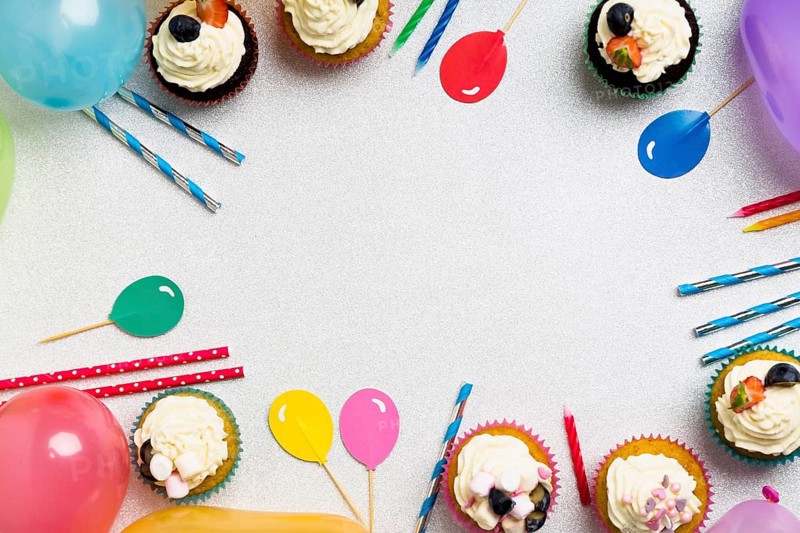 Cupcakes with air balloons candles table