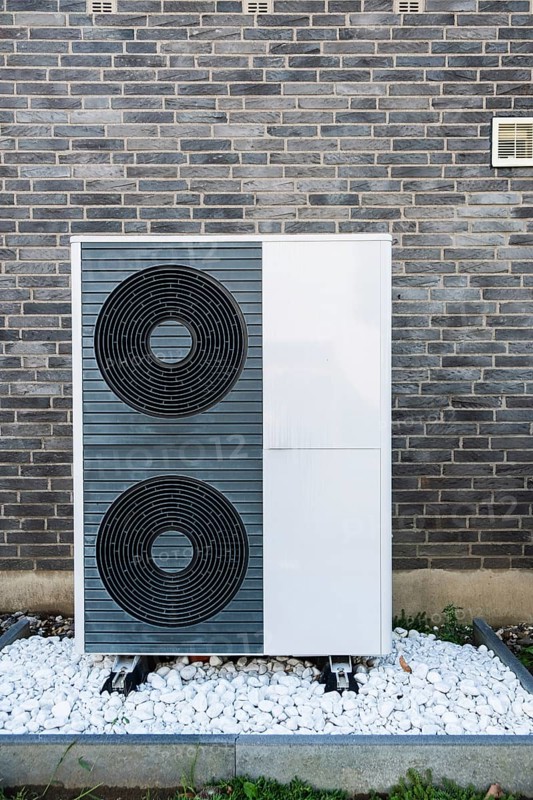 A heat pump in front of a bungalow in Hilden