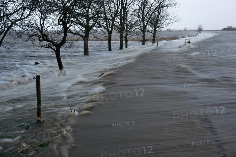 Overtopping of the dike during a storm surge on the Lower Weser island of Strohauser Plate