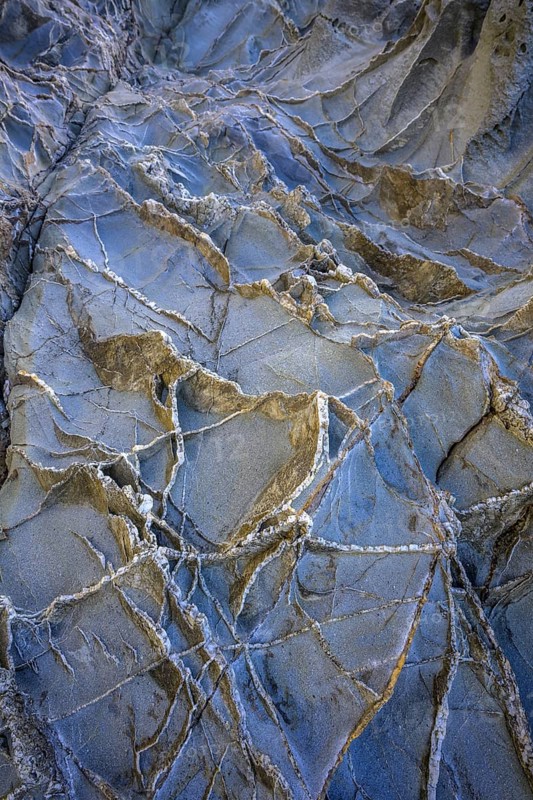 Stone structures in the Buca delle Fate