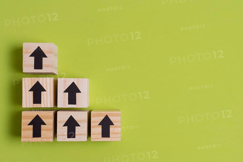 Arrows wooden cubes creating stairs