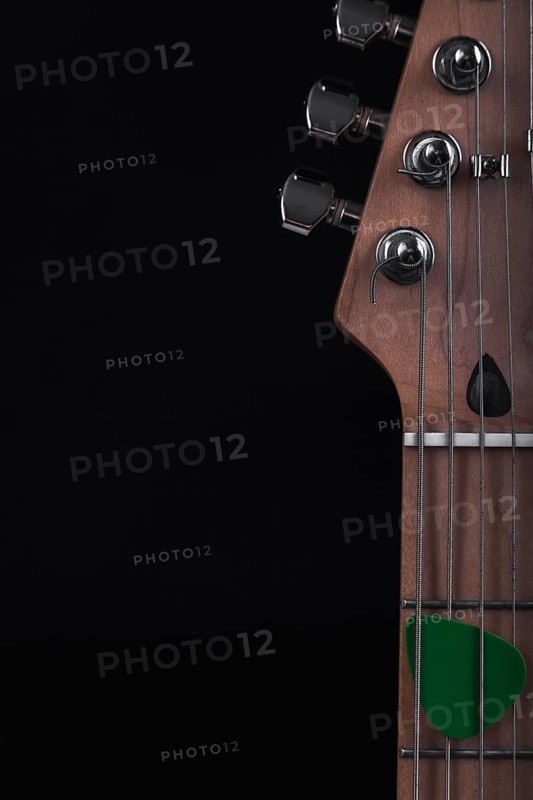 Pick strings electric guitar